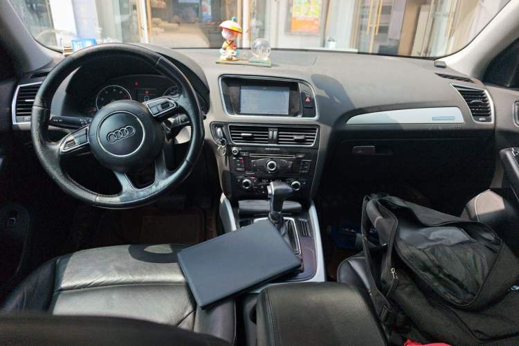 Used Audi Q5 2013 40 TFSI Technology Edition Center Console