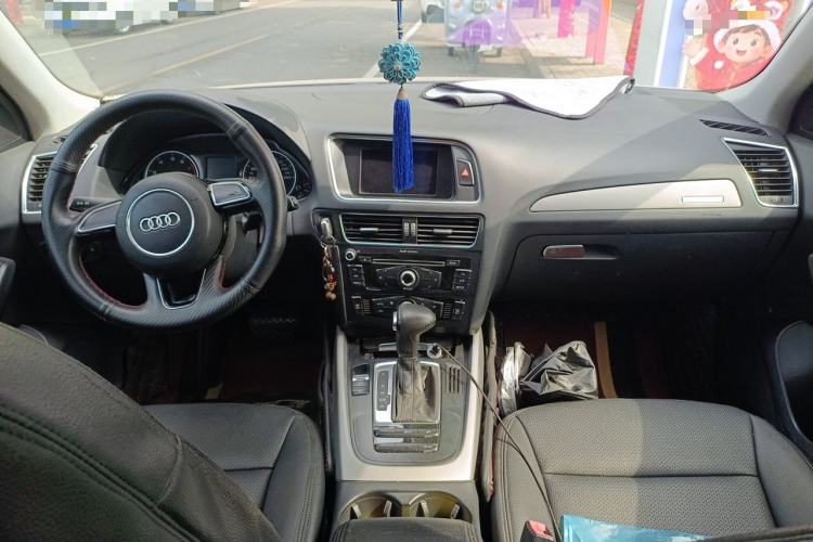 Used Audi Q5 2013 40 TFSI Ambition Center Console