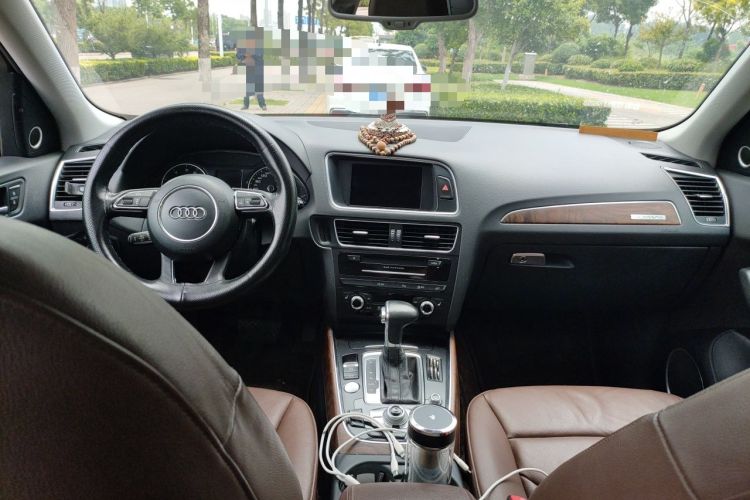 Used Audi Q5 2013 40 TFSI Comfort Edition Center Console