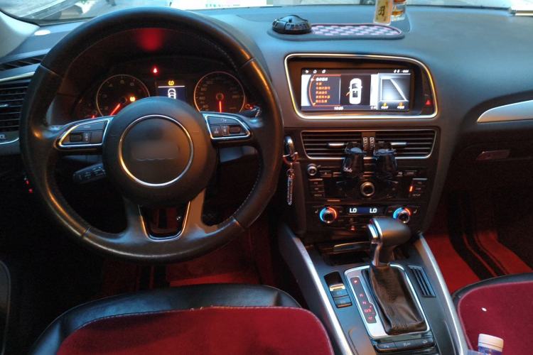Used Audi Q5 2013 40 TFSI Comfort Edition Center Console
