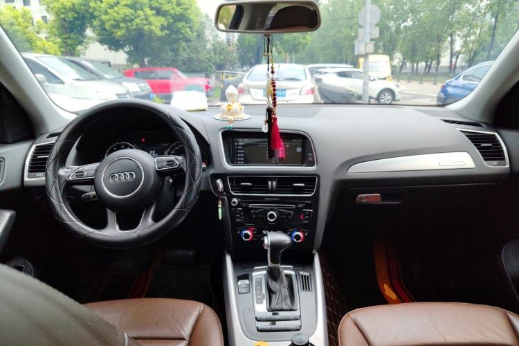 Used Audi Q5 2013 40 TFSI Technology Edition Center Console