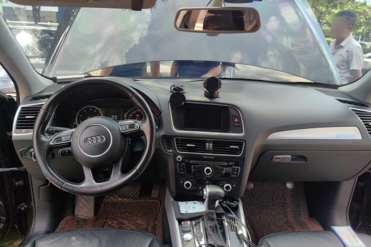 Used Audi Q5 2013 40 TFSI Technology Edition Center Console