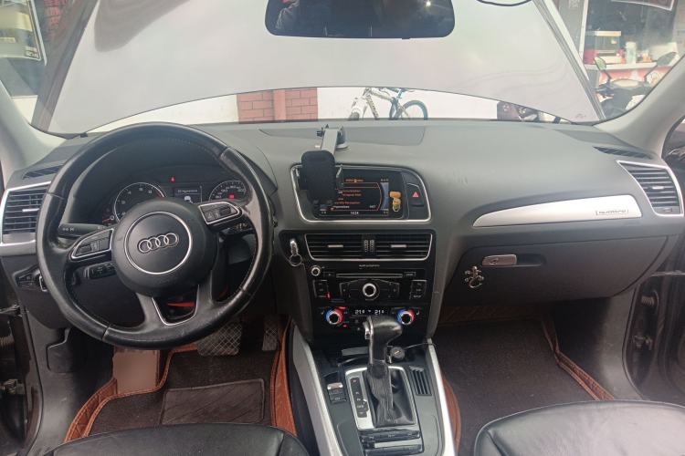 Used Audi Q5 2013 40 TFSI Technology Edition Center Console