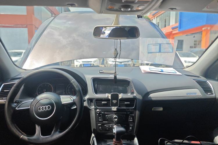 Used Audi Q5 2013 40 TFSI Ambition Center Console