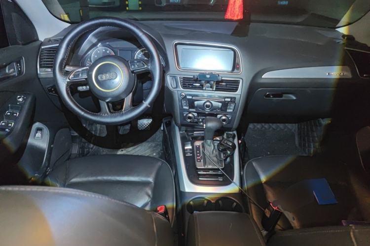 Used Audi Q5 2013 40 TFSI Technology Edition Center Console