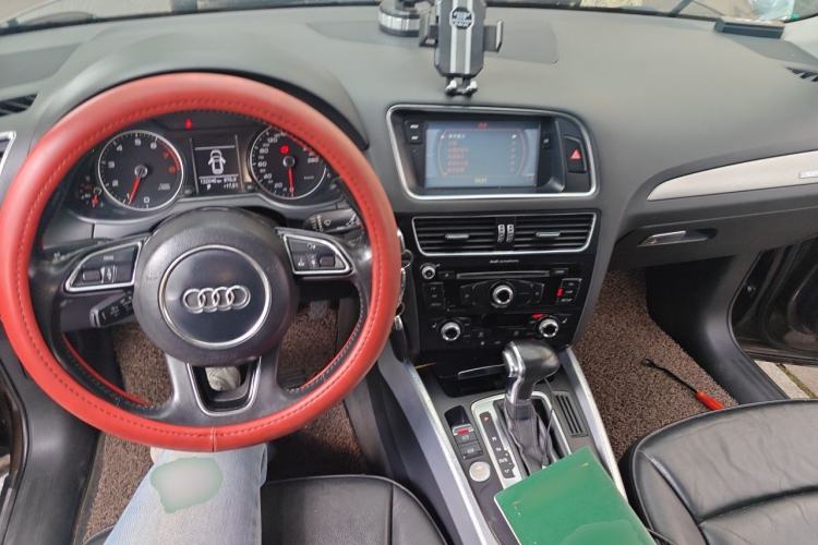 Used Audi Q5 2013 40 TFSI Technology Edition Center Console