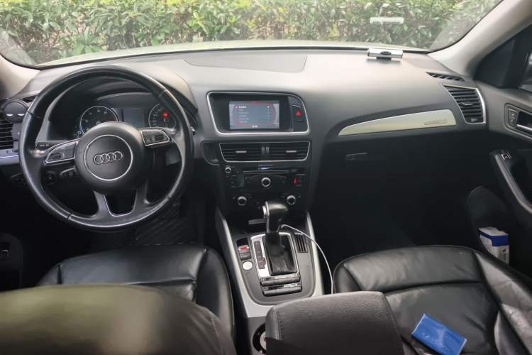 Used Audi Q5 2013 40 TFSI Technology Edition Center Console