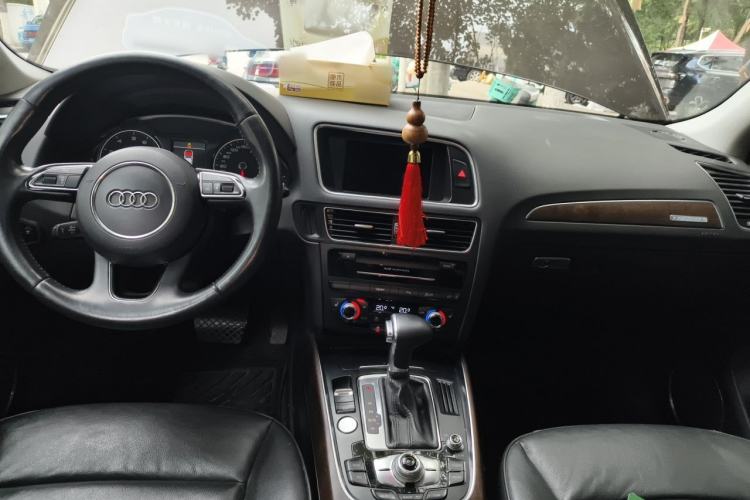 Used Audi Q5 2013 40 TFSI Technology Edition Center Console
