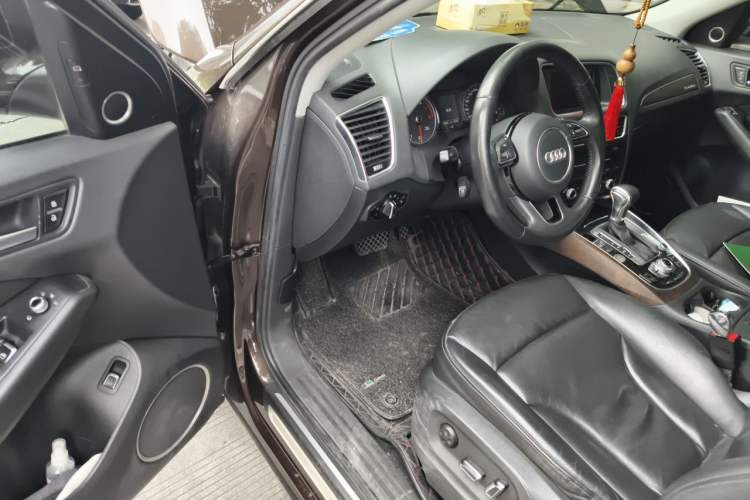Used Audi Q5 2013 40 TFSI Technology Edition Driver Seat