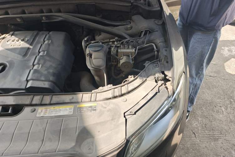 Used Audi Q5 2013 40 TFSI Ambition Engine Bay Left
