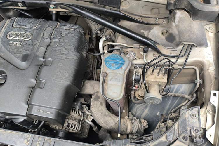 Used Audi Q5 2013 40 TFSI Technology Edition Engine Bay Left