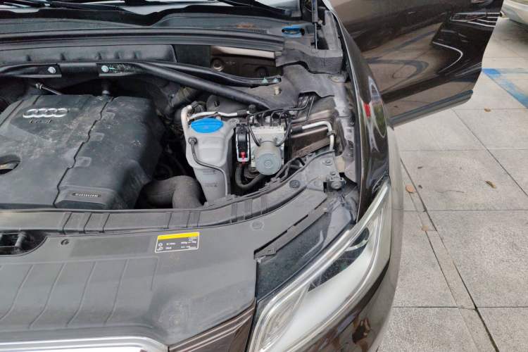 Used Audi Q5 2013 40 TFSI Technology Edition Engine Bay Left