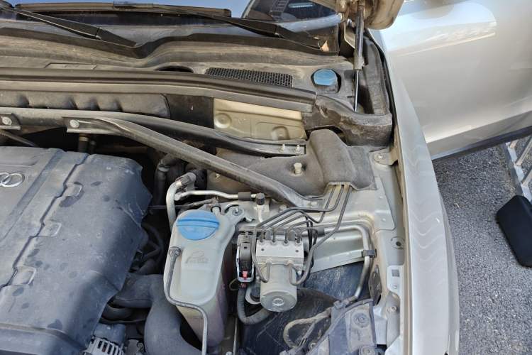 Used Audi Q5 2013 40 TFSI Technology Edition Engine Bay Left