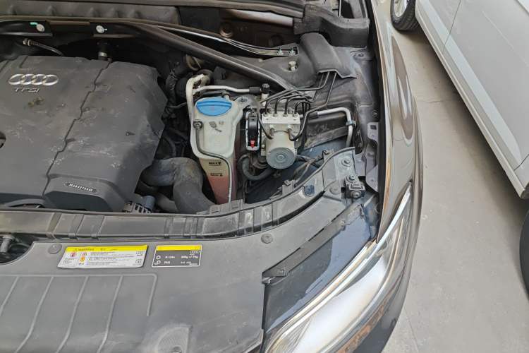 Used Audi Q5 2013 40 TFSI Comfort Edition Engine Bay Left