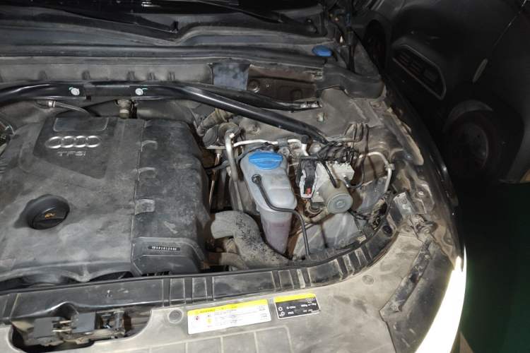 Used Audi Q5 2013 40 TFSI Ambition Engine Bay Left