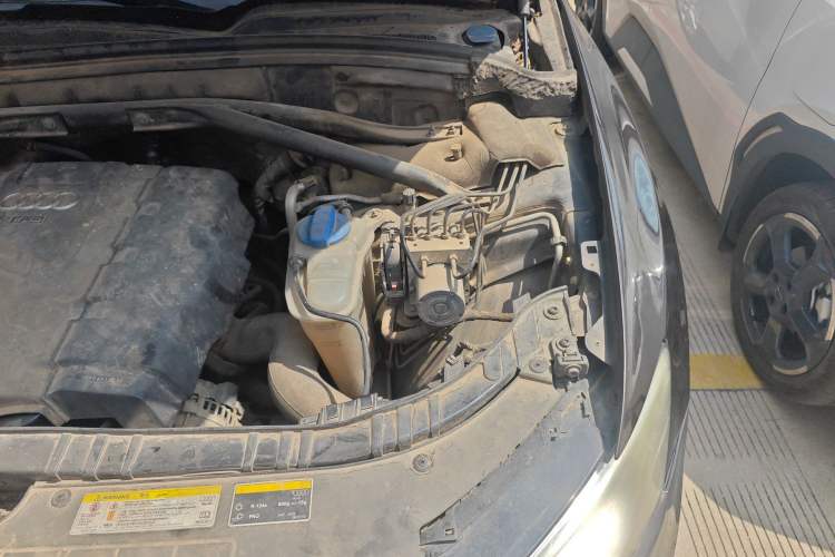 Used Audi Q5 2013 40 TFSI Ambition Engine Bay Left