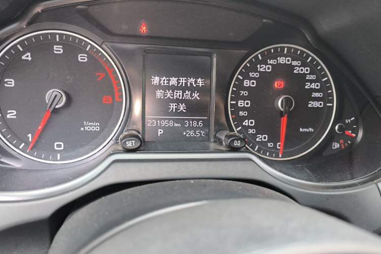 Used Audi Q5 2013 40 TFSI Technology Edition Odometer Close Up
