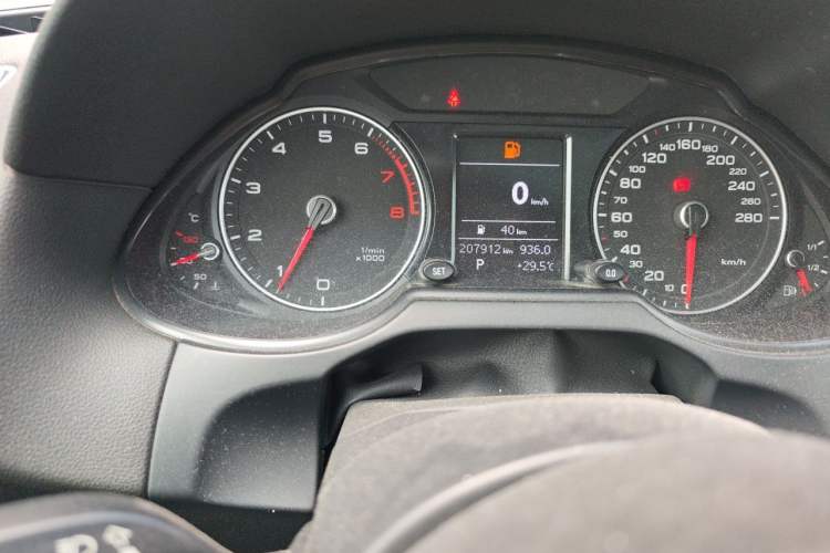 Used Audi Q5 2013 40 TFSI Technology Edition Odometer Close Up
