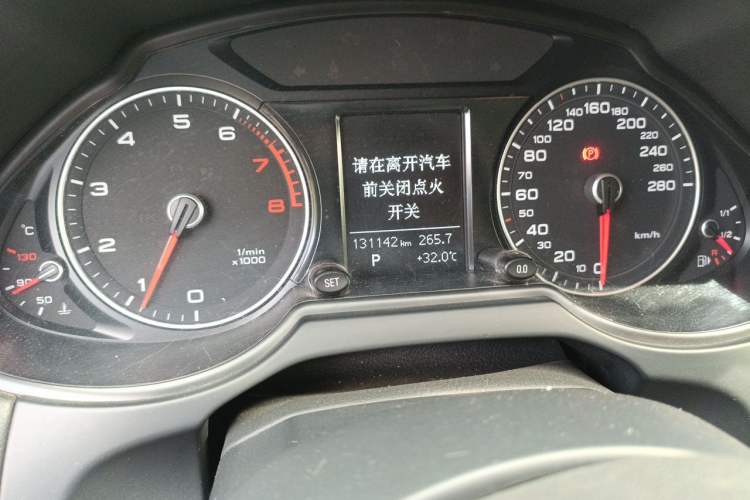 Used Audi Q5 2013 40 TFSI Ambition Odometer Close Up