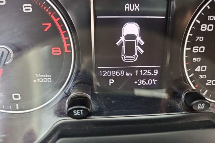 Used Audi Q5 2013 40 TFSI Ambition Odometer Close Up