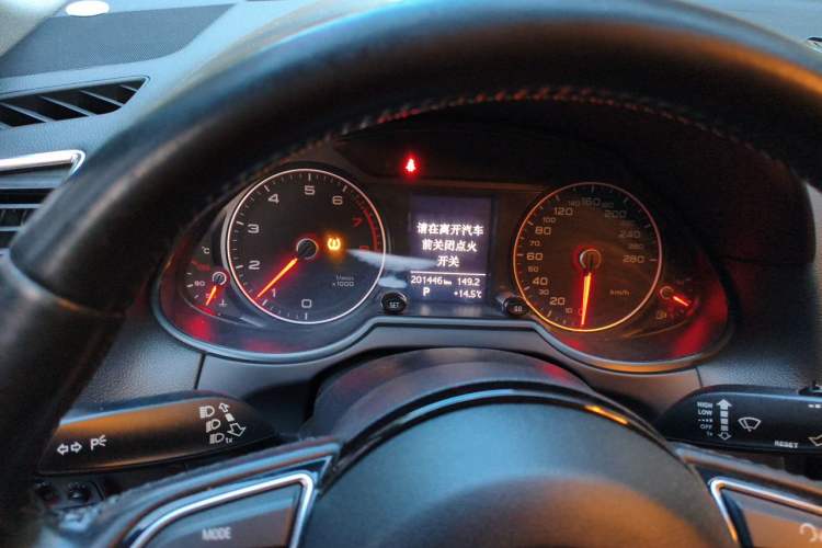 Used Audi Q5 2013 40 TFSI Comfort Edition Odometer Close Up