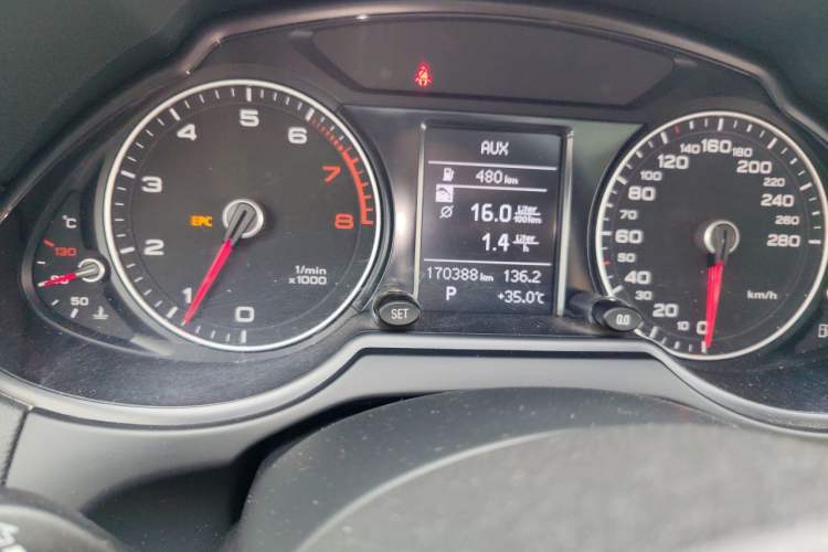Used Audi Q5 2013 40 TFSI Technology Edition Odometer Close Up