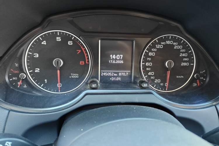 Used Audi Q5 2013 40 TFSI Technology Edition Odometer Close Up