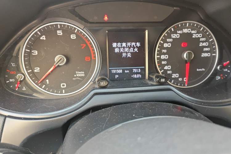Used Audi Q5 2013 40 TFSI Comfort Edition Odometer Close Up