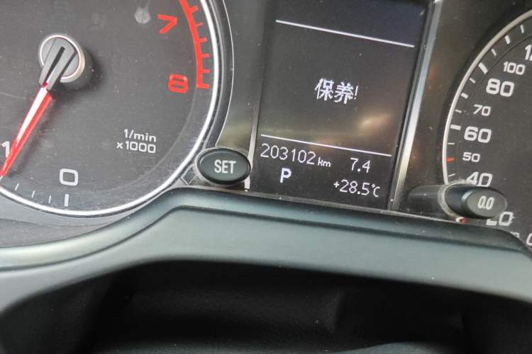 Used Audi Q5 2013 40 TFSI Ambition Odometer Close Up