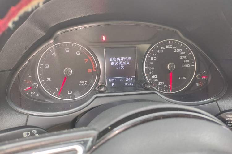 Used Audi Q5 2013 40 TFSI Comfort Edition Odometer Close Up