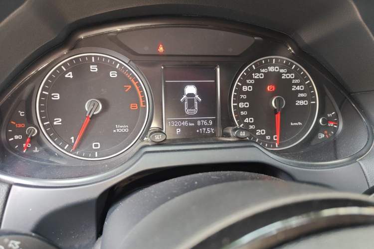 Used Audi Q5 2013 40 TFSI Technology Edition Odometer Close Up