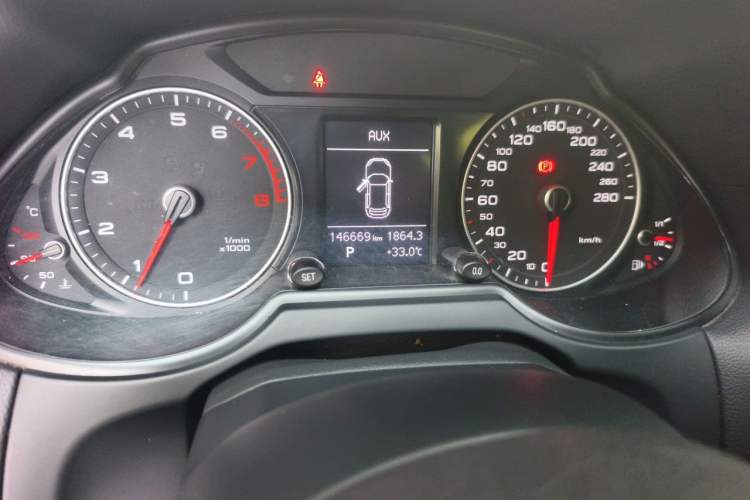 Used Audi Q5 2013 40 TFSI Technology Edition Odometer Close Up