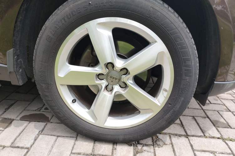 Used Audi Q5 2013 40 TFSI Comfort Edition Right Front Wheel Hub