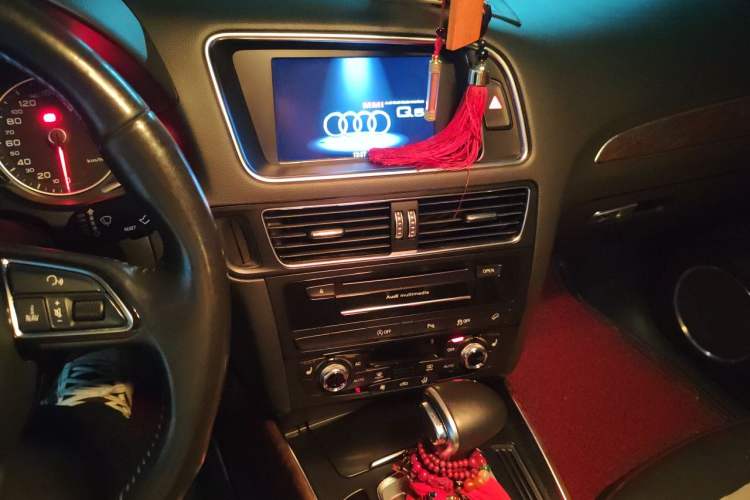Used Audi Q5 2013 40 TFSI Comfort Edition Audio And AC Panel