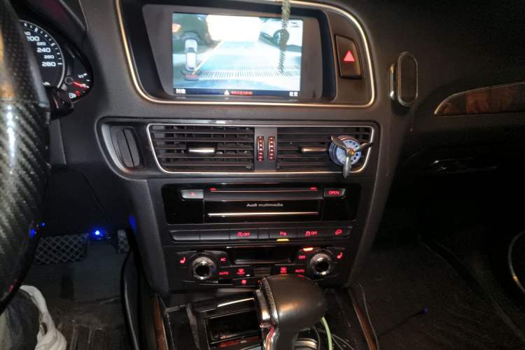 Used Audi Q5 2013 40 TFSI Comfort Edition Audio And AC Panel
