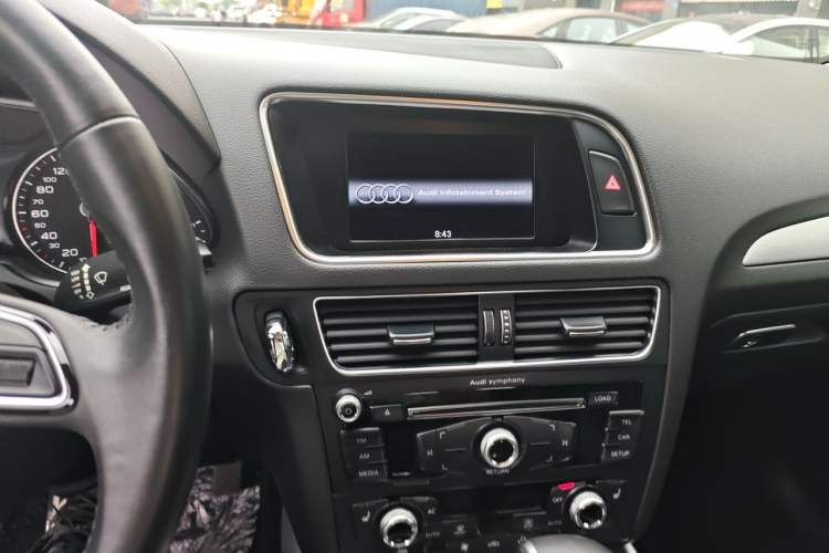 Used Audi Q5 2013 40 TFSI Technology Edition Audio And AC Panel