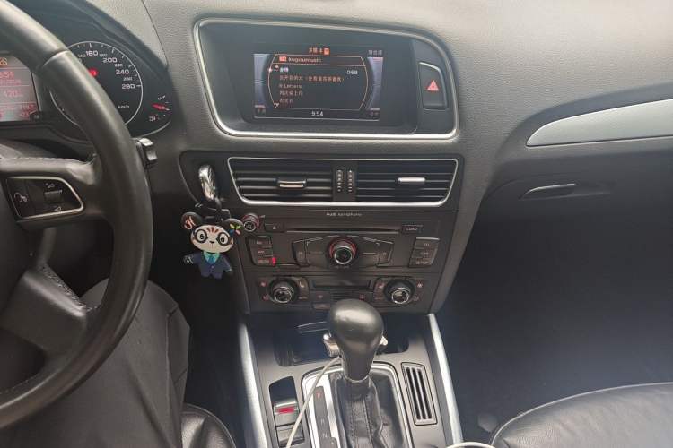 Used Audi Q5 2013 40 TFSI Technology Edition Audio And AC Panel