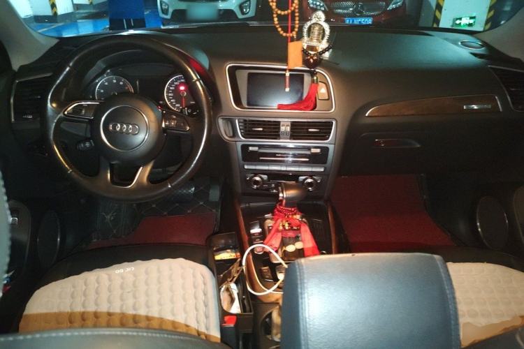 Used Audi Q5 2013 40 TFSI Comfort Edition Center Console