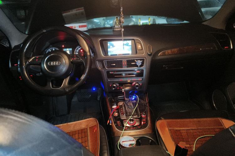 Used Audi Q5 2013 40 TFSI Comfort Edition Center Console