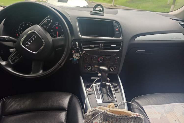 Used Audi Q5 2013 40 TFSI Technology Edition Center Console
