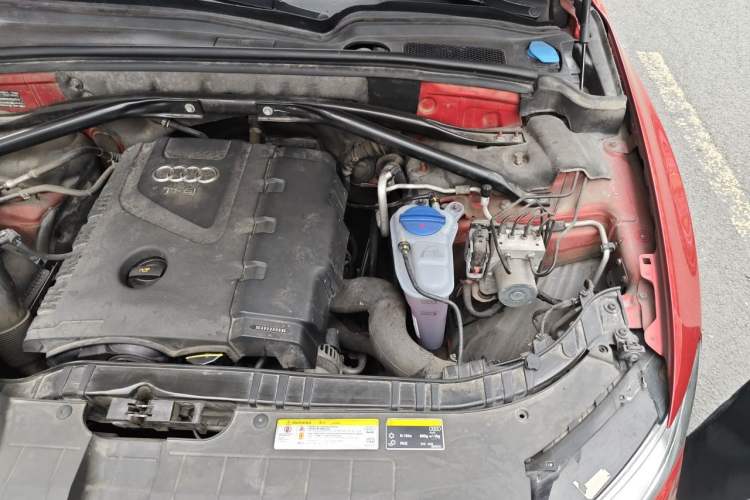 Used Audi Q5 2013 40 TFSI Technology Edition Engine Bay Left