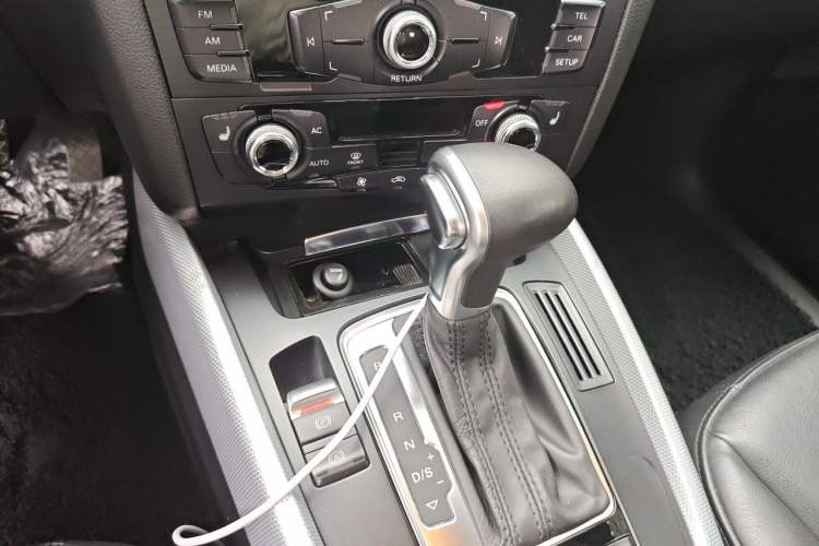 Used Audi Q5 2013 40 TFSI Technology Edition Gear Lever