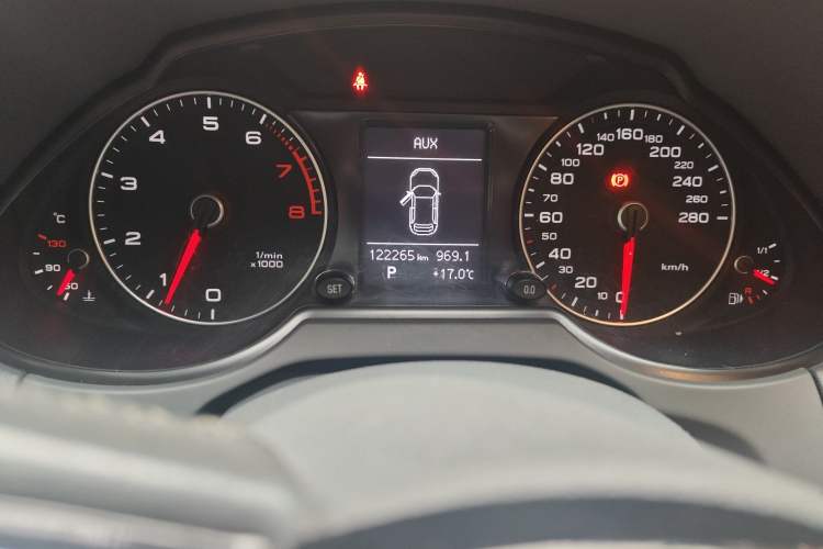 Used Audi Q5 2013 40 TFSI Ambition Odometer Close Up