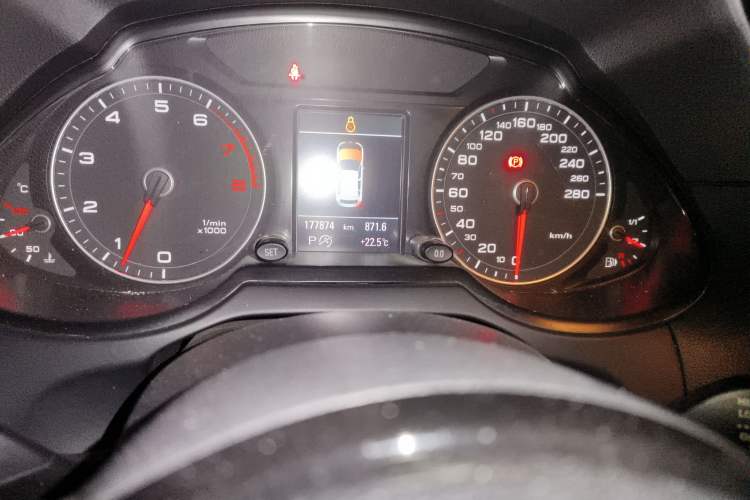 Used Audi Q5 2013 40 TFSI Comfort Edition Odometer Close Up