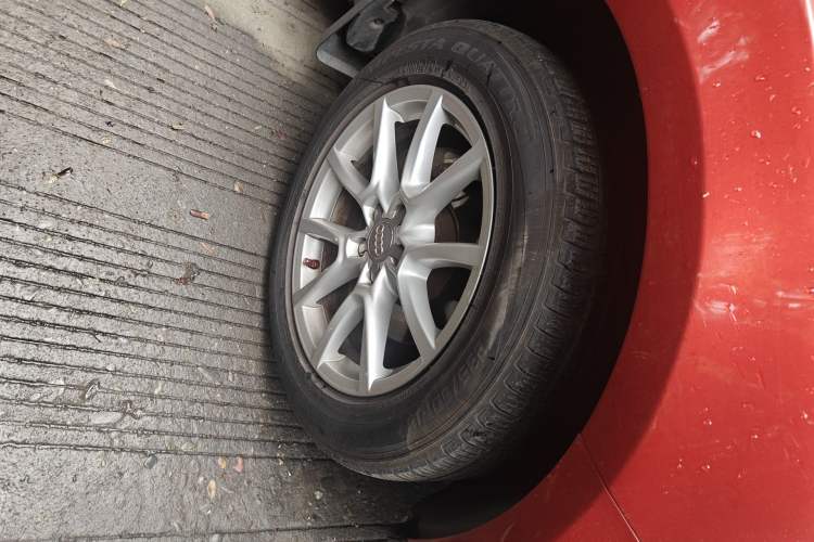 Used Audi Q5 2013 40 TFSI Ambition Right Front Wheel Hub