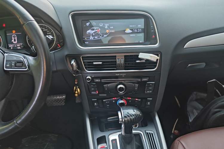 Used Audi Q5 2013 40 TFSI Ambition Audio And AC Panel