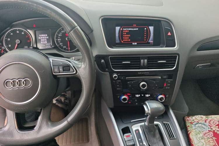 Used Audi Q5 2013 40 TFSI Technology Edition Audio And AC Panel