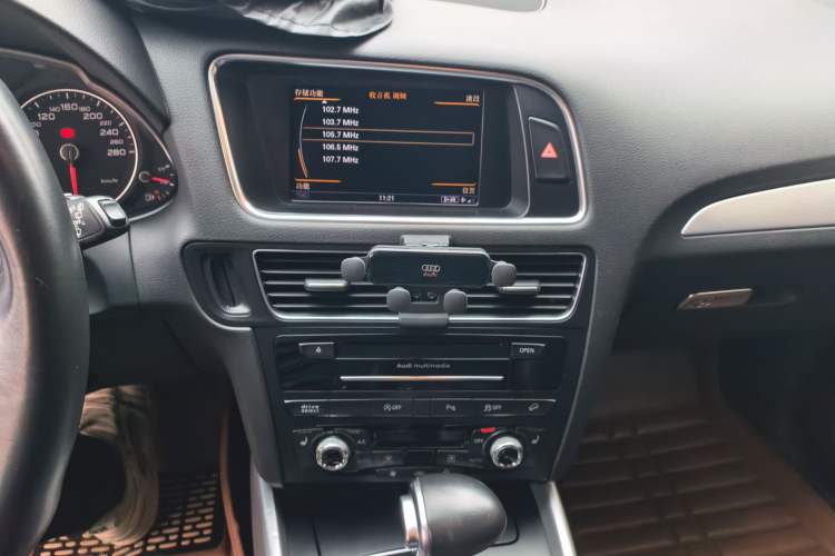 Used Audi Q5 2013 45 TFSI quattro Sport Edition Audio And AC Panel