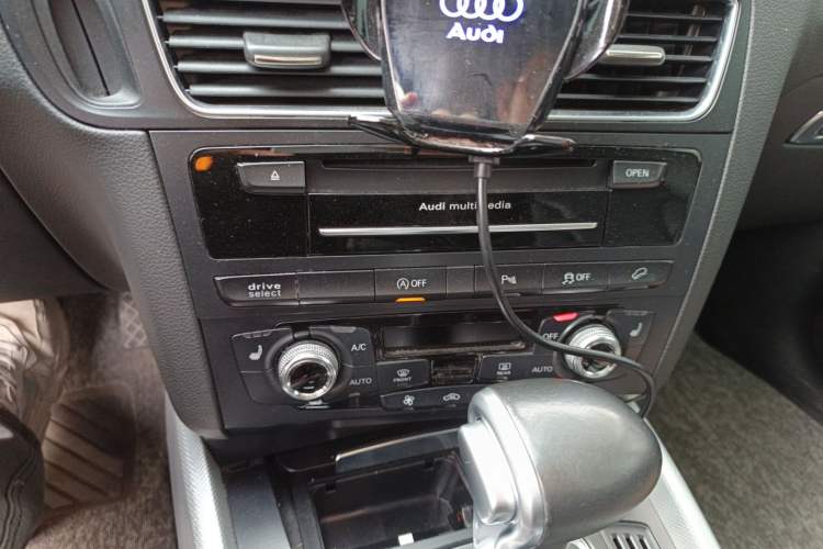 Used Audi Q5 2013 45 TFSI quattro Sport Edition Audio And AC Panel