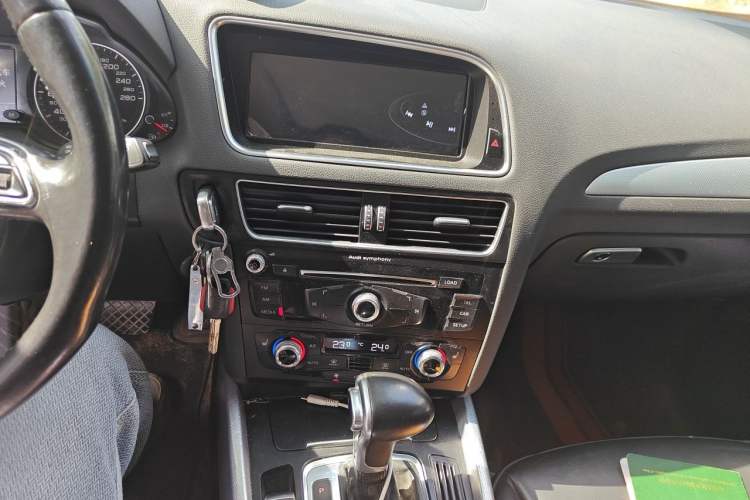 Used Audi Q5 2013 40 TFSI Technology Edition Audio And AC Panel